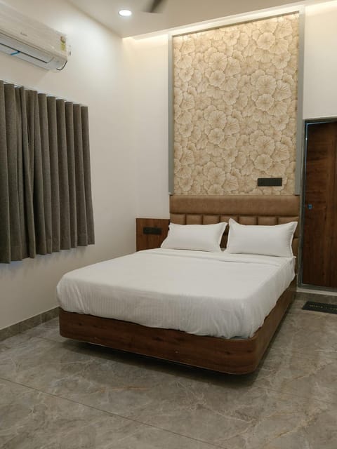 Bed, Photo of the whole room, Bedroom, air conditioner