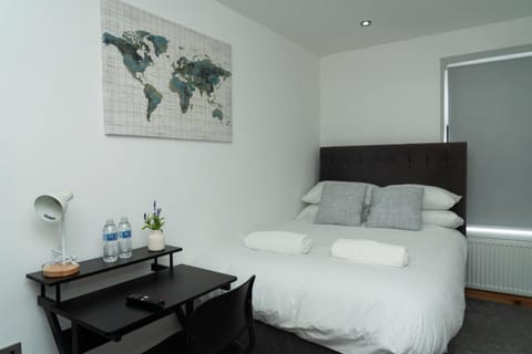 4 Bed Failsworth Home - 3 Bathrooms - Free Parking - Ideal For Contractors & Families House in Manchester