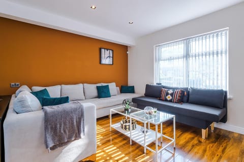 Stunning 3 Bedroom Home In Stretford, Game Room, Summer House, Smart TV, Driveway Apartment in Stretford