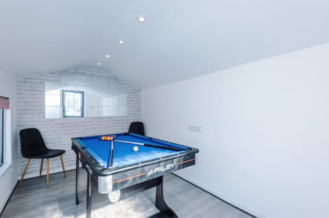 Stunning 3 Bedroom Home In Stretford, Game Room, Summer House, Smart TV, Driveway Apartment in Stretford