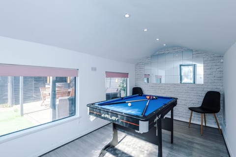 Stunning 3 Bedroom Home In Stretford, Game Room, Summer House, Smart TV, Driveway Apartment in Stretford