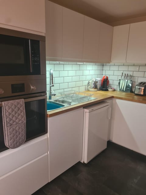 Twin beds with private bathroom at Fir Tree Lodge Vacation rental in Bristol