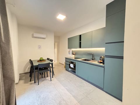 Coffee/tea facilities, Kitchen or kitchenette, Dining area, stove