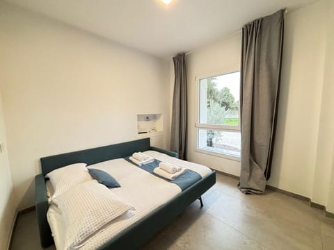 Bed, Living room, Photo of the whole room, Seating area, Bedroom, towels