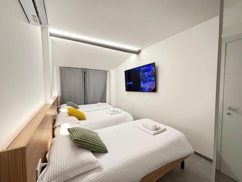 Bed, TV and multimedia, Photo of the whole room, Bedroom, towels, wardrobe