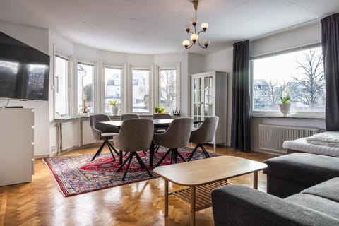 TV and multimedia, Living room, Seating area, Dining area