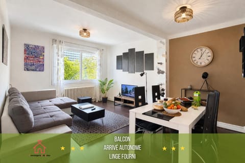 Communal lounge/ TV room, TV and multimedia, Living room, Seating area, Dining area