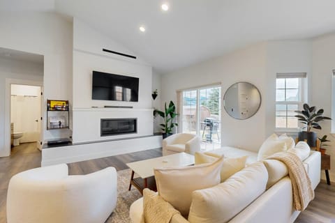 Modern Mountain View Escape House in Columbia Falls