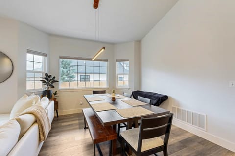 Modern Mountain View Escape House in Columbia Falls