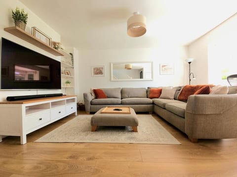 Communal lounge/ TV room, TV and multimedia, Living room, Seating area, Evening entertainment