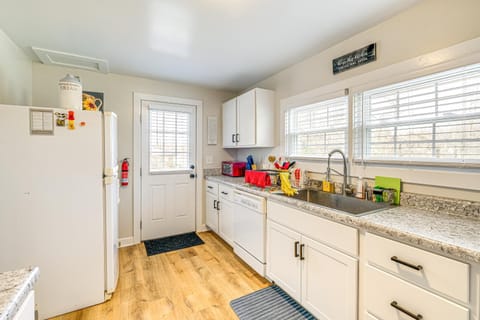 4 Mi to Shops and Dining Bright Lexington Studio! Apartment in Shenandoah Valley