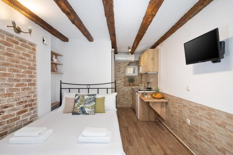 Bed, TV and multimedia, Kitchen or kitchenette, Photo of the whole room, Bedroom, stove