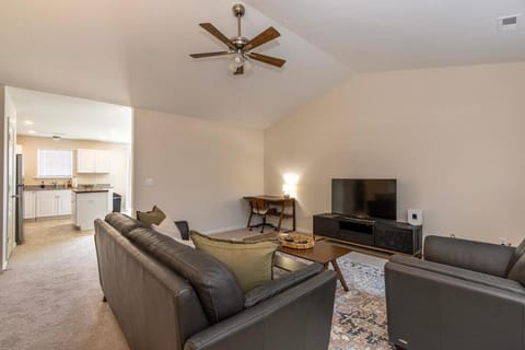 Communal lounge/ TV room, TV and multimedia, Living room, Seating area, Evening entertainment