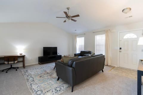 Communal lounge/ TV room, TV and multimedia, Living room, Seating area, Evening entertainment