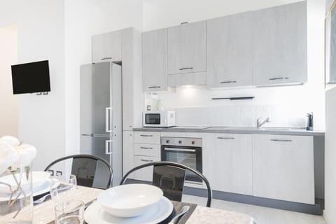 TV and multimedia, Dining area, oven, stove