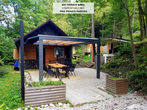 Property building, Patio, Day, Natural landscape, Garden, Dining area, Garden view