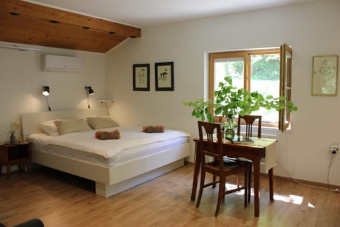 Bed, Photo of the whole room, Seating area, Dining area, Bedroom