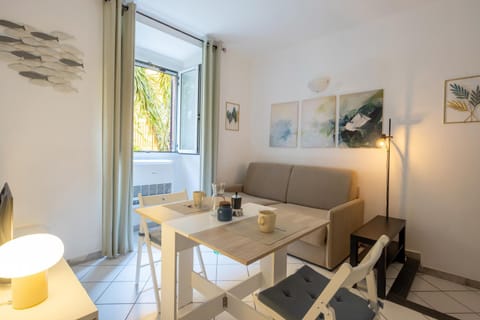 TV and multimedia, Living room, Seating area, Dining area, internet, air conditioner