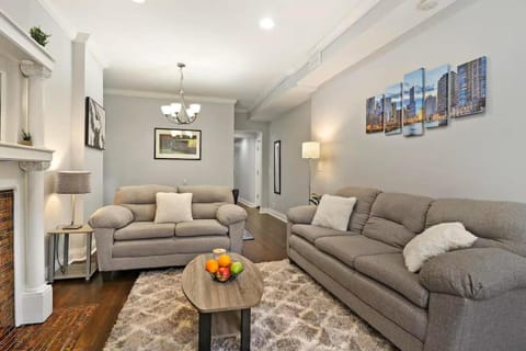 Modern 6BR House Steps to Wrigleyville Apartment in Wrigleyville