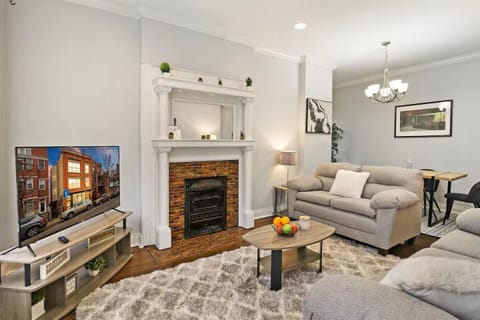 Modern 6BR House Steps to Wrigleyville Apartment in Wrigleyville