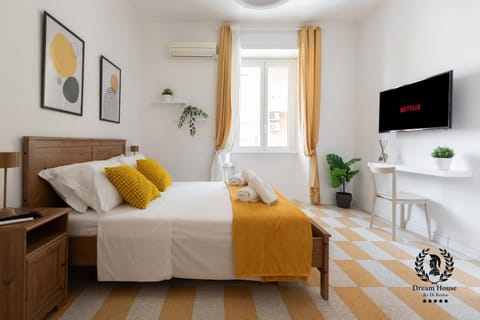 Bed, TV and multimedia, Photo of the whole room, Bedroom