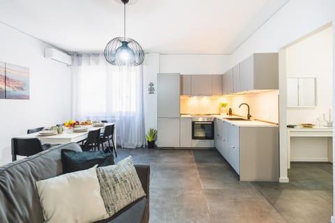 Kitchen or kitchenette, Dining area, oven