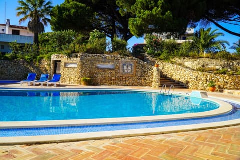 Swimming pool, sunbed