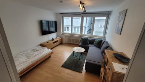 Bed, TV and multimedia, Living room