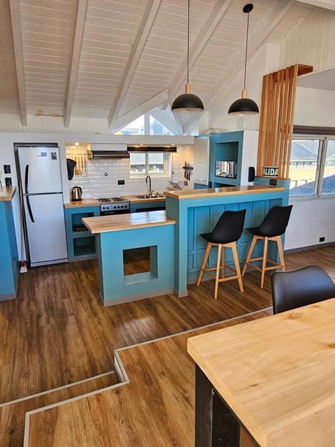 Kitchen or kitchenette, Dining area, oven