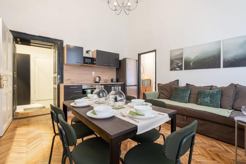 Kitchen or kitchenette, Living room, Seating area, Dining area
