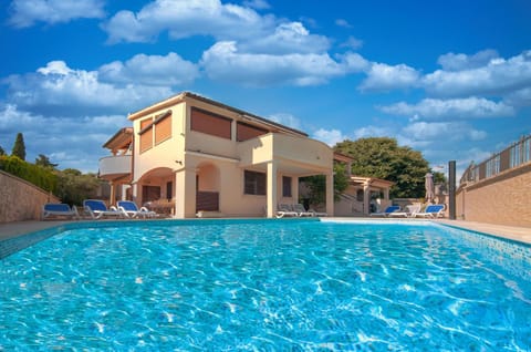 Property building, Swimming pool, sunbed