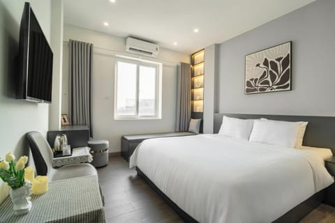 Bed, Photo of the whole room, Seating area, Bedroom, air conditioner