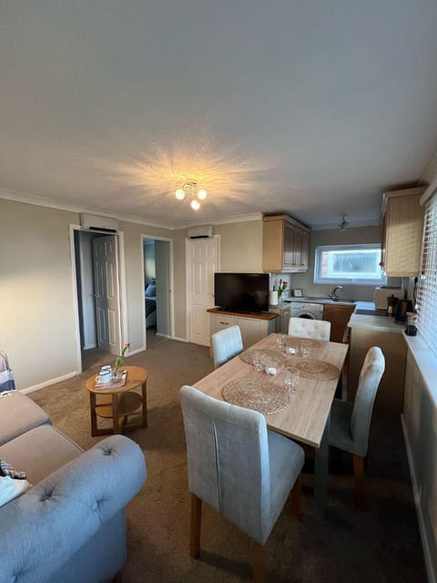 TV and multimedia, Kitchen or kitchenette, Living room, Photo of the whole room, Seating area, Dining area