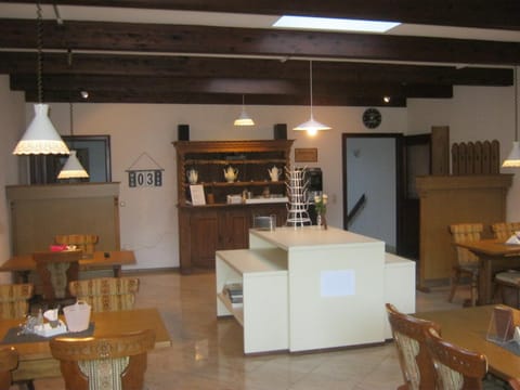 Restaurant/places to eat, Lounge or bar