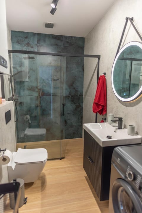 Shower, Toilet, Bathroom, towels, washing machine