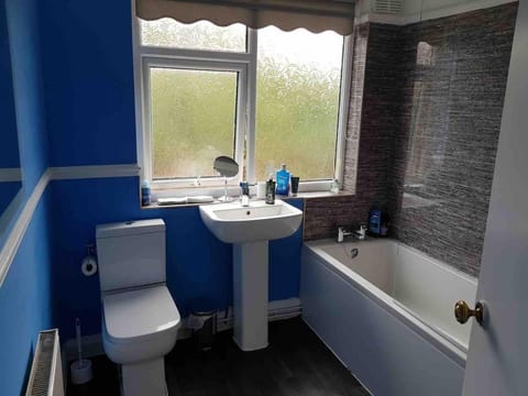 Cozy little house 3 minutes from Brunswick train House in Liverpool