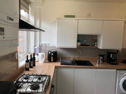 Cozy little house 3 minutes from Brunswick train House in Liverpool