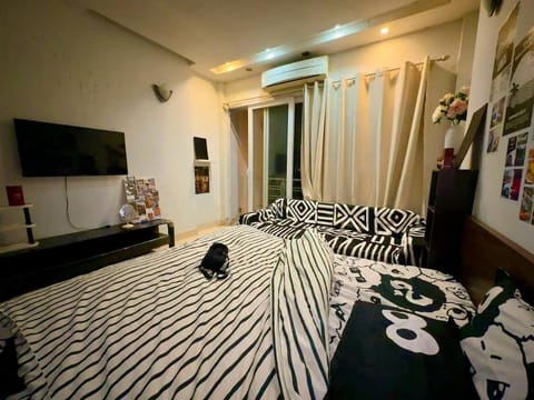 Bed, TV and multimedia, Bedroom