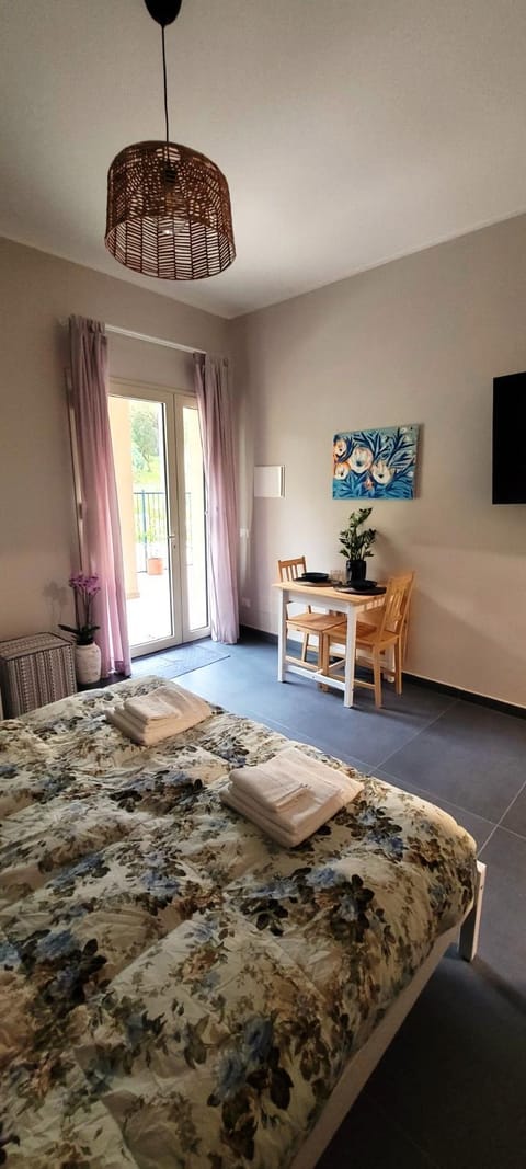 Bed, TV and multimedia, Photo of the whole room, Bedroom