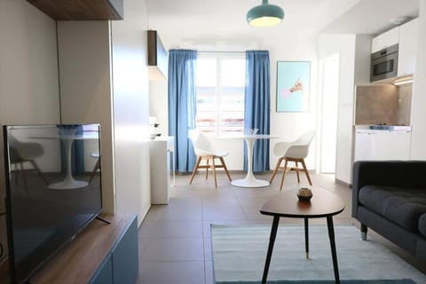 Communal lounge/ TV room, Bed, TV and multimedia, Kitchen or kitchenette, Living room, Photo of the whole room, Dining area