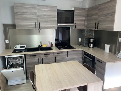 Kitchen or kitchenette, Dining area, dishwasher, oven, pet friendly, stove