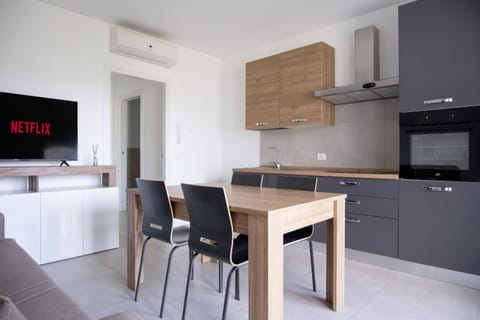 Kitchen or kitchenette, Dining area, stove