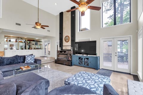 Lakefront Retreat with Pool, Hot Tub & Dock home House in Lake Conroe