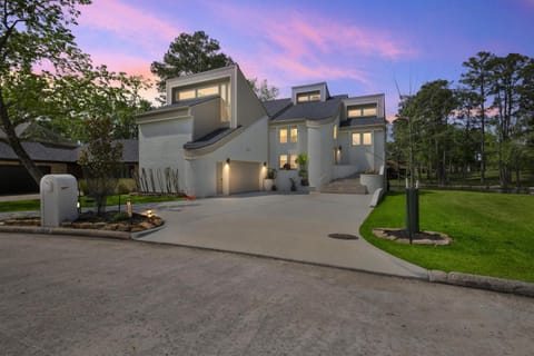 Lakefront Retreat with Pool, Hot Tub & Dock home House in Lake Conroe