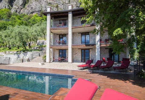 Property building, Swimming pool, sunbed