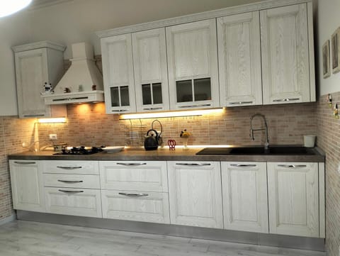Kitchen or kitchenette, dishwasher, stove