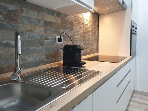 Kitchen or kitchenette, minibar, stove