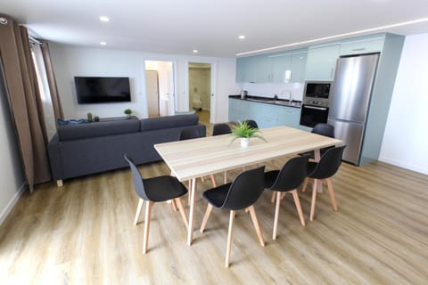 TV and multimedia, Kitchen or kitchenette, Living room, Seating area, Dining area
