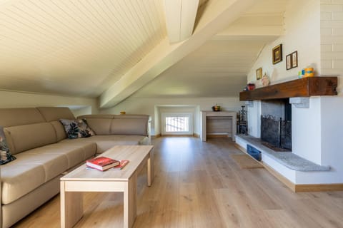 Communal lounge/ TV room, TV and multimedia, Living room, Seating area, Evening entertainment