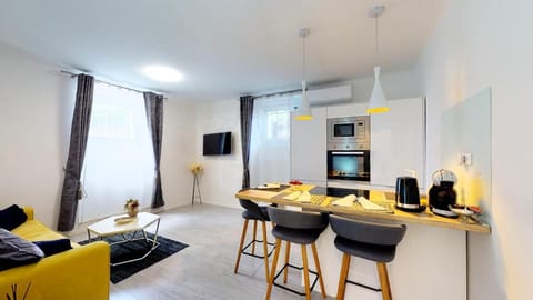 TV and multimedia, Kitchen or kitchenette, Living room, Seating area, Dining area